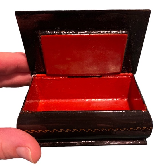 Ornate Hand Painted Lacquer Box. - Picture 3 of 5